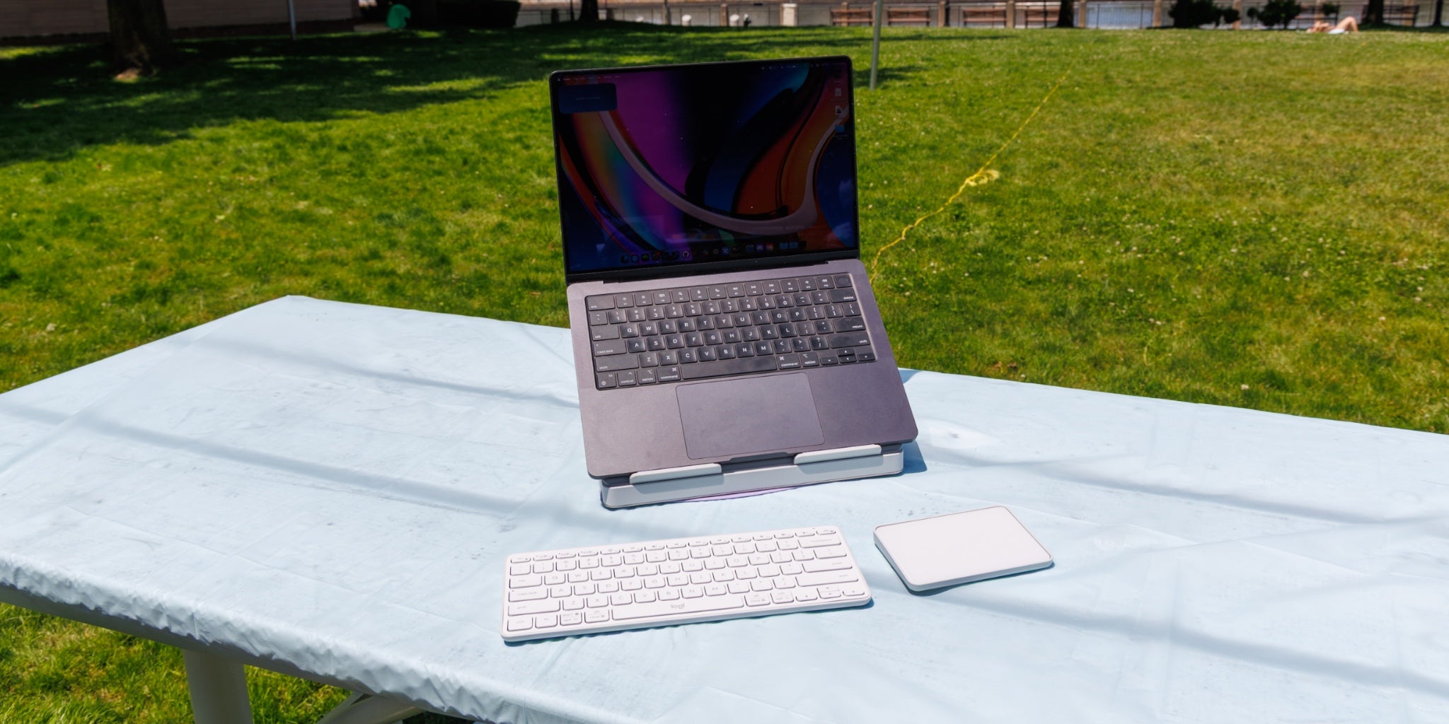 Logitech Casa Pop Up Desk: Frihed til at arbejde overalt!