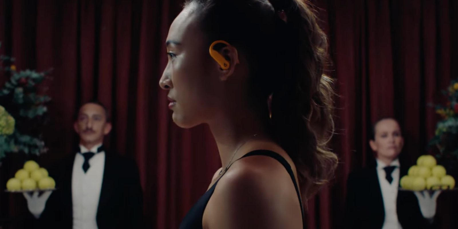 Zheng Qinwen imponerer i ny Powerbeats Pro 2 kampagne