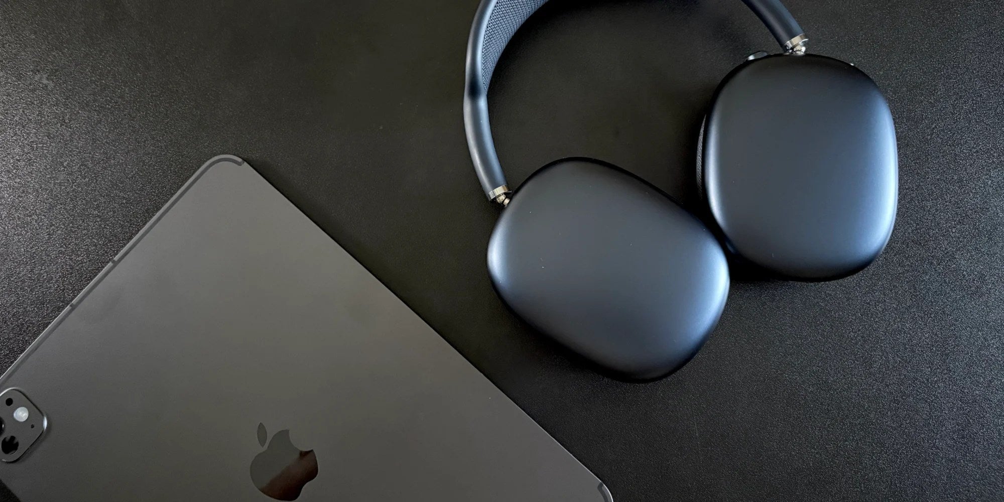 Hænderne på midnat AirPods Max med USB-C